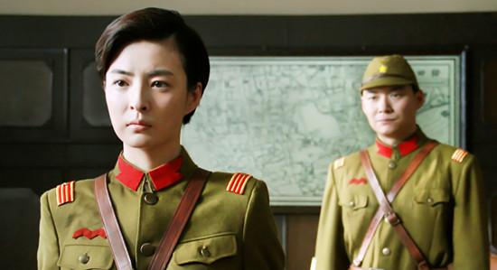 火狐电竞_弯腰捡国旗的兵哥哥是国庆阅兵的升旗手(图1) 火狐电竞官方网站