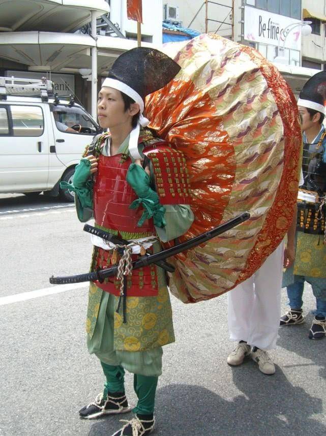 火狐电竞_
为何日本武士要身背史上最丑的披风?西方学者:模拟这种剧毒动物(图5) 火狐电竞_
为何日本武士要身背史上最丑的披风?西方学者:模拟这种剧毒动物(图5)