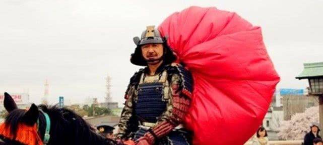 火狐电竞_
为何日本武士要身背史上最丑的披风?西方学者:模拟这种剧毒动物(图6) 火狐电竞_
为何日本武士要身背史上最丑的披风?西方学者:模拟这种剧毒动物(图6)